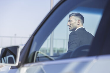 Geschäftsmann am Auto wartend - MADF000945