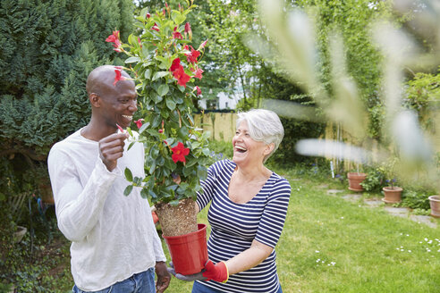 Lachende Nachbarn im Garten - FMKF002740