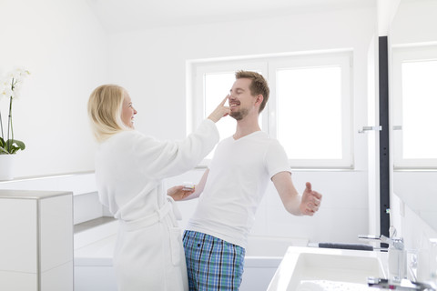 Verspieltes Paar im Badezimmer, lizenzfreies Stockfoto