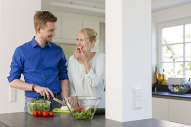 Couple in kitchen preparing a salad - SHKF000602