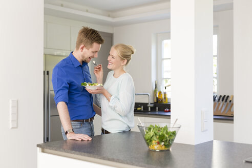 Glückliches Paar in der Küche mit Salat - SHKF000607