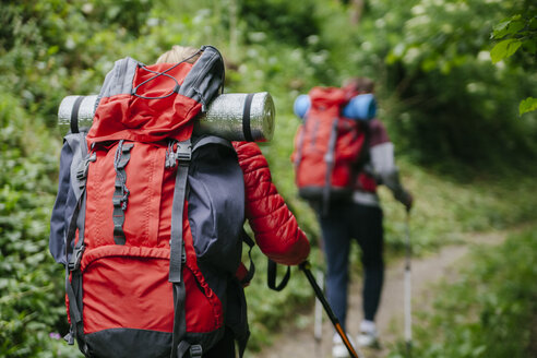 Serbien, Rakovac, junges Paar beim Wandern - ZEDF000164