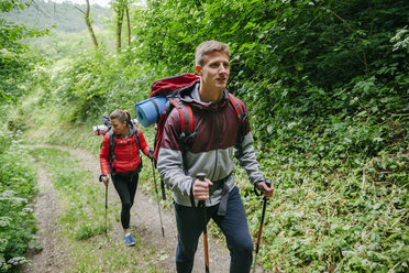 Serbia, Rakovac, young couple hiking - ZEDF000165