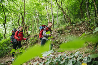 Serbien, Rakovac, junges Paar beim Wandern - ZEDF000167