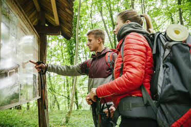 Serbien, Rakovac, junges Paar beim Wandern, Wanderkarte - ZEDF000169