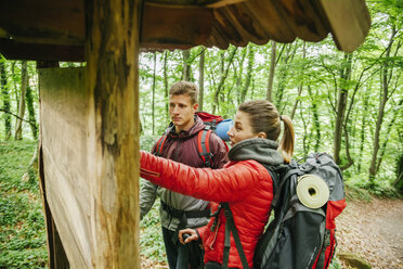 Serbien, Rakovac, junges Paar beim Wandern - ZEDF000170