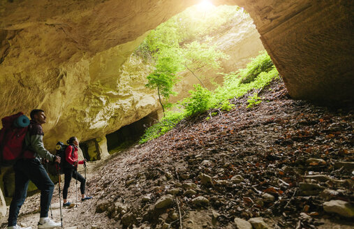 Serbien, Rakovac, junges Paar beim Wandern in einer Höhle, verlassener Steinbruch - ZEDF000171