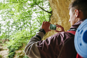 Serbien, Rakovac, junger Mann beim Wandern, Fotografieren, Smartphone - ZEDF000176