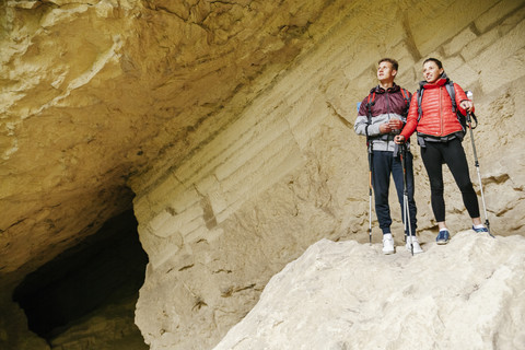 Serbien, Rakovac, junges Paar beim Wandern, Höhle, verlassener Steinbruch, lizenzfreies Stockfoto
