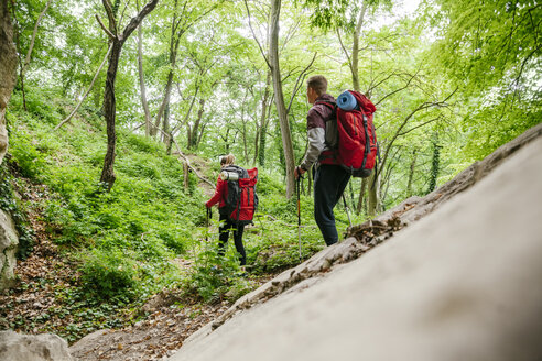 Serbien, Rakovac, junges Paar beim Wandern - ZEDF000180