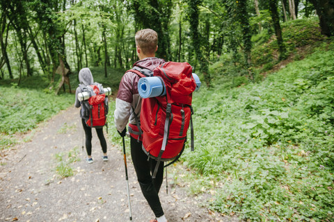 Serbien, Rakovac, junges Paar beim Wandern, lizenzfreies Stockfoto