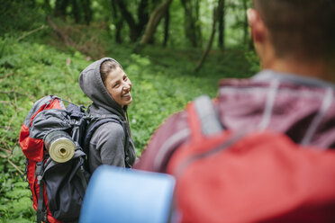 Serbien, Rakovac, junges Paar beim Wandern - ZEDF000185