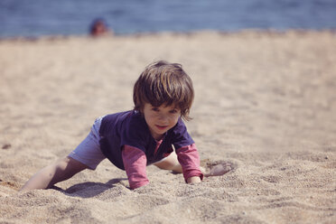 Kleiner Junge spielt am Strand - XCF000095