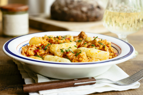 Gebratenes Paprikarisotto mit Spargel und würzigem Tofu, lizenzfreies Stockfoto