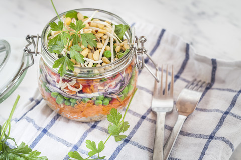 Regenbogensalat im Glas, Quinoa, Karotten, Erbsen, Rotkohl, Paprika, Mungobohnensprossen, lizenzfreies Stockfoto