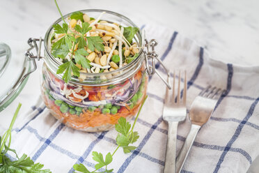 Rainbow salad in a jar, quinoa, carrots, peas, red cabbage, bell pepper, mung bean sprouts - SBDF002913