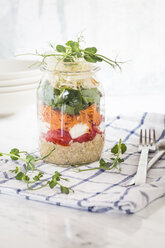 Regenbogensalat im Glas, Quinoa, Tomaten, Mozzarella, Spinat, Erbsensprossen - SBDF002915