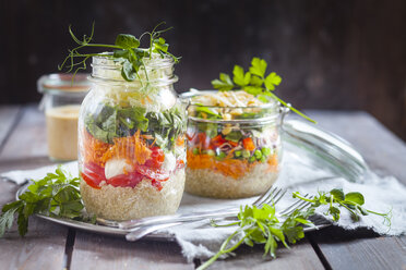 Regenbogensalate in Gläsern, Quinoa, Karotten, Erbsen, Rotkohl, Paprika, Mungobohnensprossen, der andere mit Tomaten, Mozzarella, Spinat, Erbsensprossen - SBDF002918