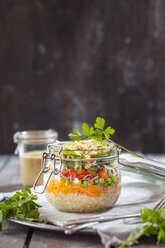 Regenbogensalat im Glas, Quinoa, Karotten, Erbsen, Rotkohl, Paprika, Mungobohnensprossen, Dressing beiseite - SBDF002919