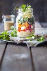 Regenbogensalat im Glas, Quinoa, Tomaten, Mozzarella, Spinat, Erbsensprossen - SBDF002922