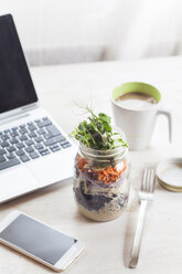 Regenbogensalat im Glas, Smartphone, Kaffeebecher und Laptop - SBDF002927