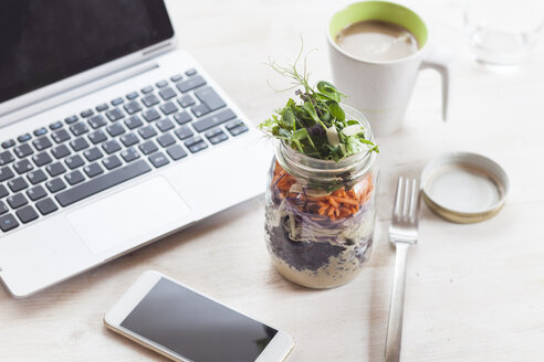 Regenbogensalat im Glas, Smartphone, Kaffeebecher und Laptop - SBDF002928