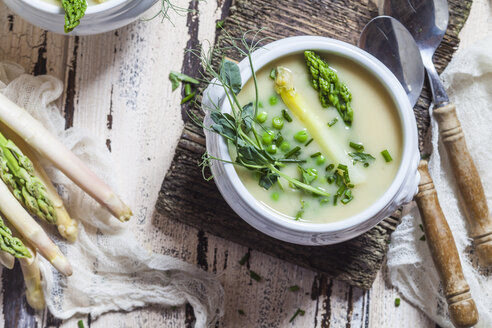 Weiße Spargelcremesuppe garniert mit weißen und grünen Spargelstangen, Erbsenschoten und Schnittlauch - SBDF002938