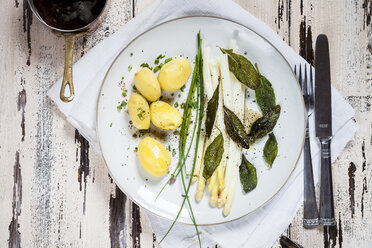 Weißer Spargel mit gebräunter Butter, gebratenen Salbeiblättern, Salzkartoffeln und Schnittlauch - SBDF002946