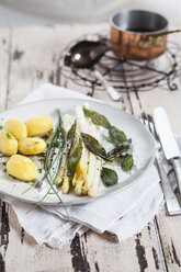 White asparagus with browned butter, fried sage leaves, boiled potatoes and chives - SBDF002947