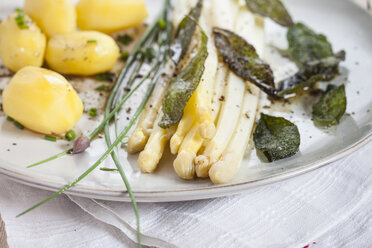 White asparagus with browned butter, fried sage leaves, boiled potatoes and chives - SBDF002948