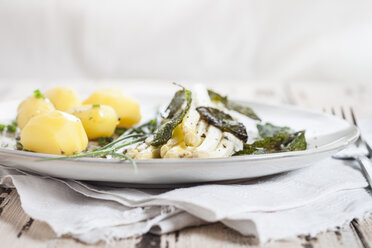 White asparagus with browned butter, fried sage leaves, boiled potatoes and chives - SBDF002949