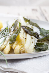 White asparagus with browned butter, fried sage leaves, boiled potatoes and chives - SBDF002950