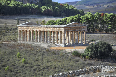Italien, Sizilien, Segesta, Blick auf antike griechische Tempelruine - HWOF000118