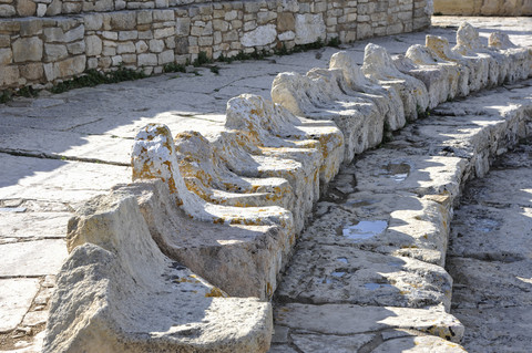 Italien, Sizilien, Segesta, steinerne Sitze des antiken griechischen Amphitheaters, lizenzfreies Stockfoto