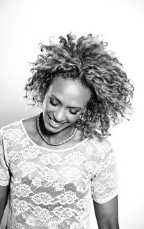 Porträt einer lächelnden Frau mit Afro - JCF000002