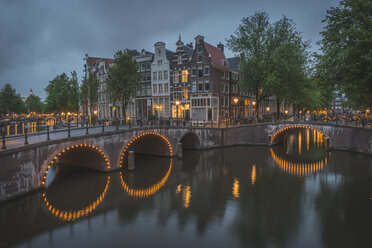 Niederlande, Grafschaft Holland, Amsterdam, Kaiserkanal und Leidse Kanal am Abend, Brücke - KEBF000385