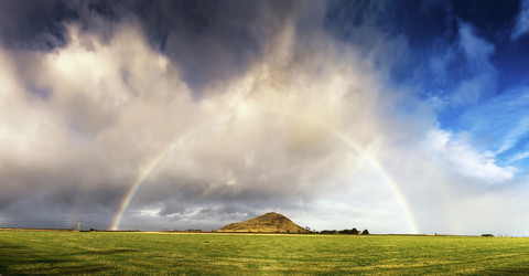 Großbritannien, Schottland, East Lothian, Regenbogen über North Berwick, lizenzfreies Stockfoto