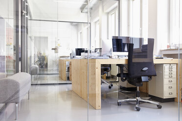 Interior of bright modern office - RHF001479