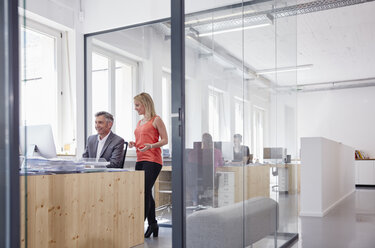 Menschen im modernen Büro - RHF001509