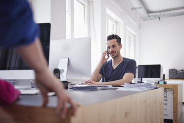 Mann im Büro beim Telefonieren - RHF001511