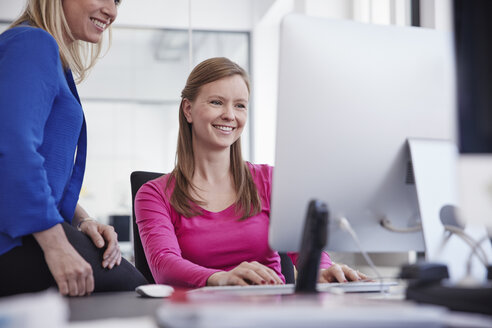 Zwei Frauen arbeiten am Computer im Büro - RHF001514