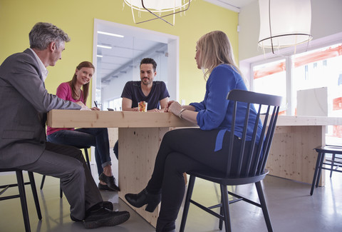 Geschäftsleute bei einem Treffen im Sitzungssaal, lizenzfreies Stockfoto