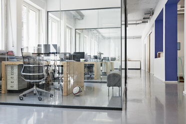 Interior of bright modern office - RHF001584