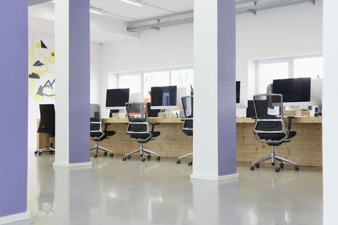 Innenraum eines hellen, modernen Büros, lizenzfreies Stockfoto
