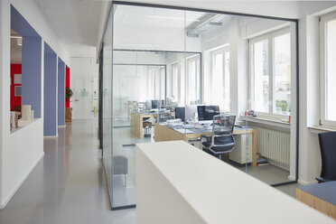 Innenraum eines hellen, modernen Büros - RHF001588