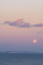 UK, Dorset, Vollmond bei Sonnenuntergang - RUEF001707