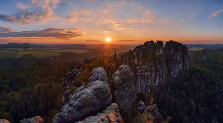 Deutschland, Sachsen, Elbsandsteingebirge, Felsen des Falkensteins und Schrammsteine bei Sonnenuntergang - RUEF001708