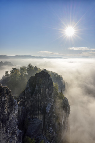 Deutschland, Sachsen, Elbsandsteingebirge, Schloss Neurathen im Morgennebel bei Gegenlicht, lizenzfreies Stockfoto