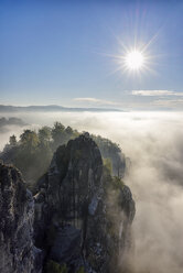 Deutschland, Sachsen, Elbsandsteingebirge, Schloss Neurathen im Morgennebel bei Gegenlicht - RUEF001711