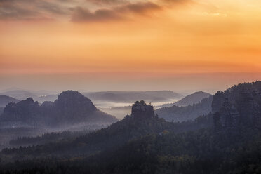 Germany, Saxony, Elbe Sandstone Mountains, view to Winterstein Mountain at sunrise - RUEF001712